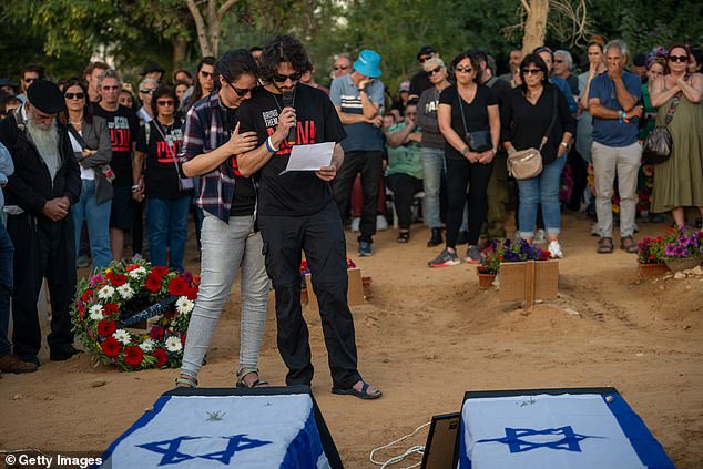 Mourners mourn Liel Hetzroni, 12 years old, and her aunt, Ila (Illios) Hetzroni, who were killed on October 7 in Kibbutz Be'eri