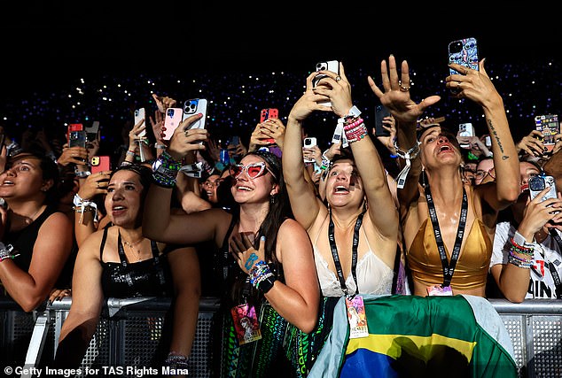 Swifties: Fans in the crowd Friday at Estadio Olimpico Nilton Santos