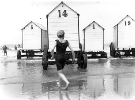 Bath huts on wheels in the 19th century