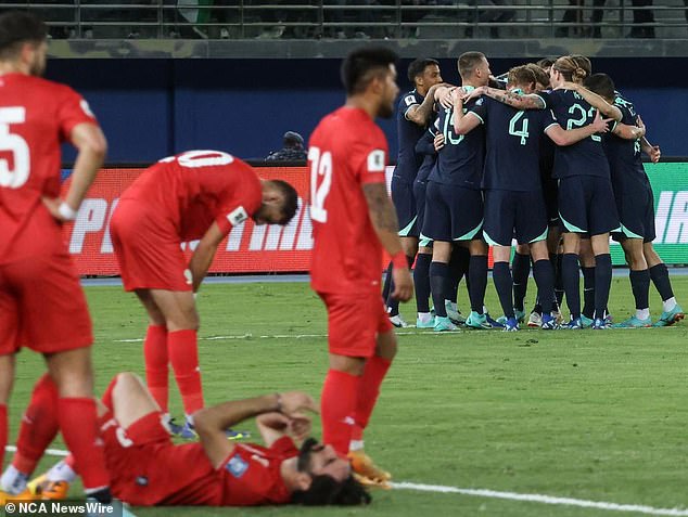 Australian players celebrate after Souttar's goal.  (Photo by Yasser Al-Zayyat / AFP)