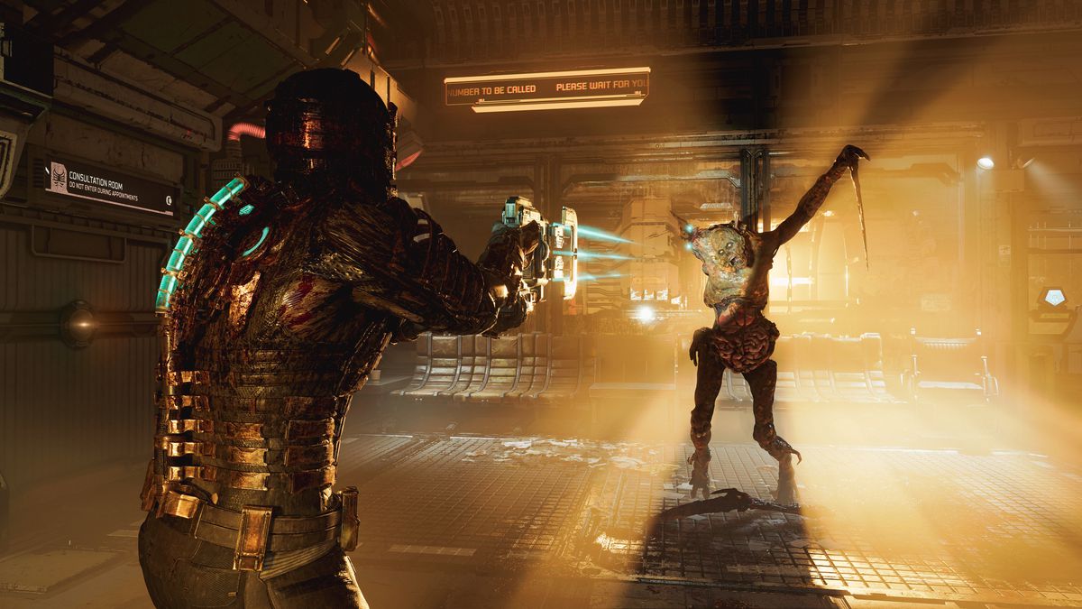 Isaac Clarke aims his plasma cutter at a Slasher Necromorph in a screenshot from the 2023 remake of Dead Space