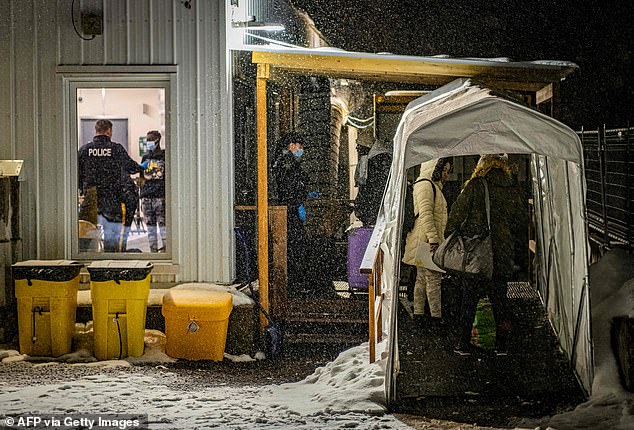 Migrants from Mexico, Venezuela and other countries on the border with Canada