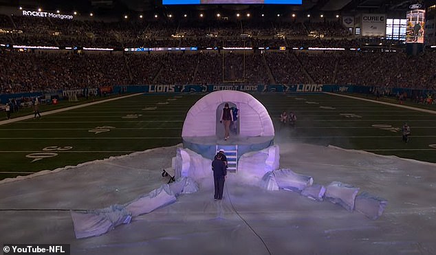 Fans criticized the look of the set, which featured a white tarp and what appeared to be a snow screen