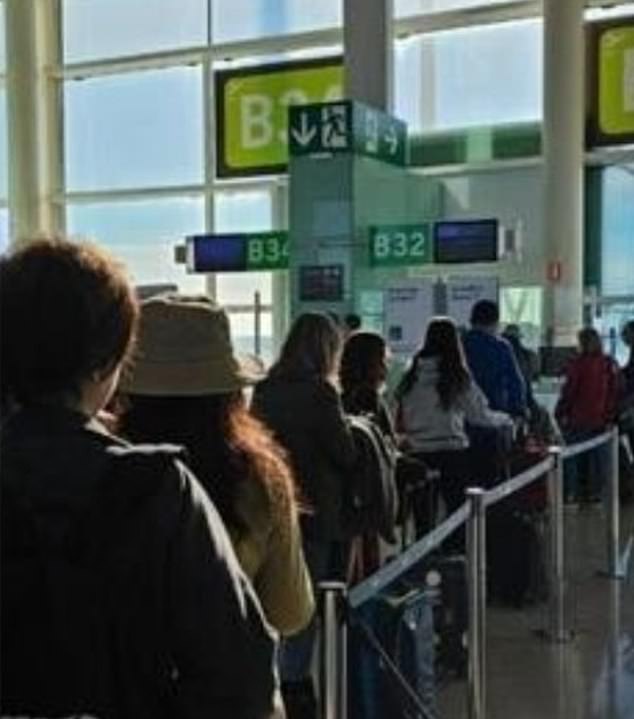 Before he went missing, Brazilian Márcio Rodrigues sent a photo of passengers waiting at the arrivals hall after getting off the plane in Zurich, Switzerland