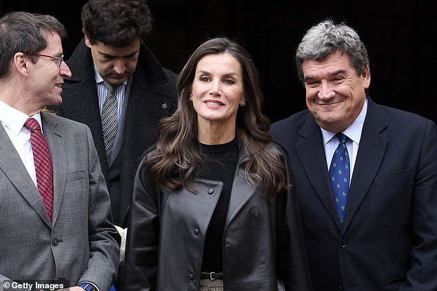 Letizia beamed as she arrived for the closing of the journalism and language seminar in Logroño