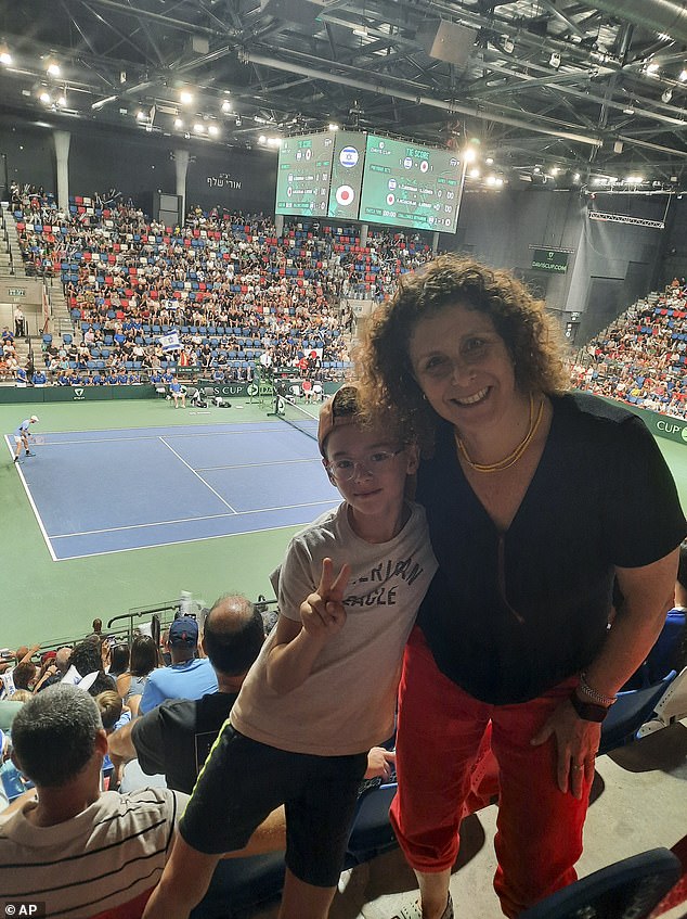 Keren Munder and her son Ohad Munder-Zichri during a tennis match on September 17, 2023