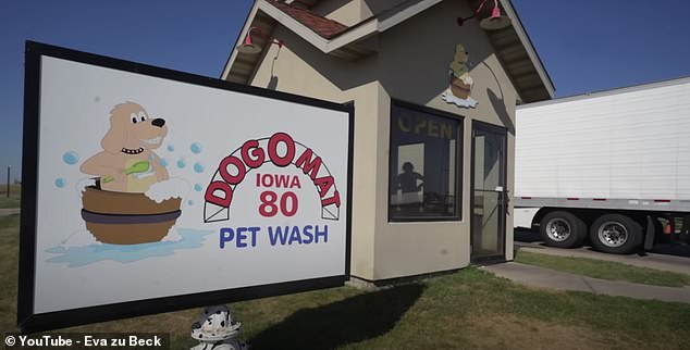 Before Eva leaves the truck stop, she discovers a dog wash and decides to give her dog Milk a cleaning