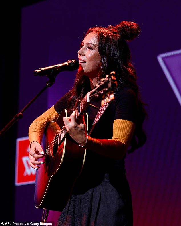 Amy tied half of her brunette locks into a bun and wore a neutral makeup palette for the show