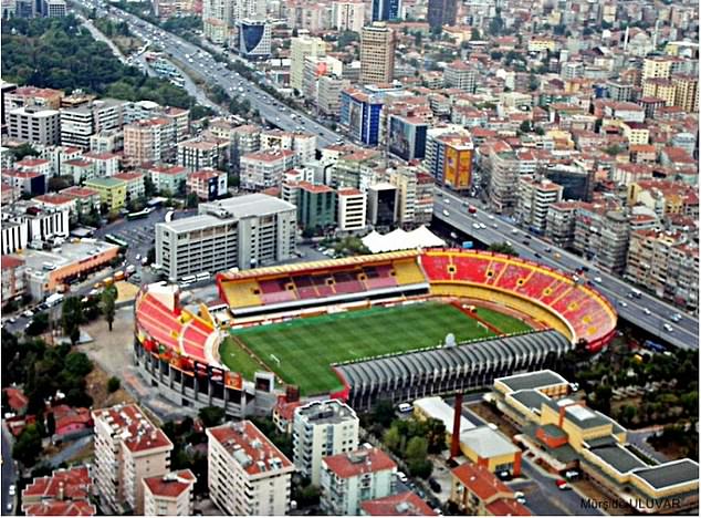 Galatasaray's old stadium had a capacity of 22,000 people and hosted Man United in 1993