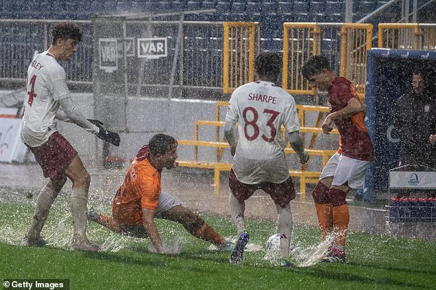 The game took place under biblical conditions, amid several heavy rain showers in Istanbul