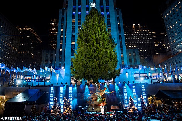 Kelly Clarkson performs at the 91st lighting of the Rockefeller Center Christmas tree