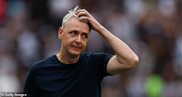 Botafogo coach Tiago Nunes looks on in dismay as his team misses another golden opportunity