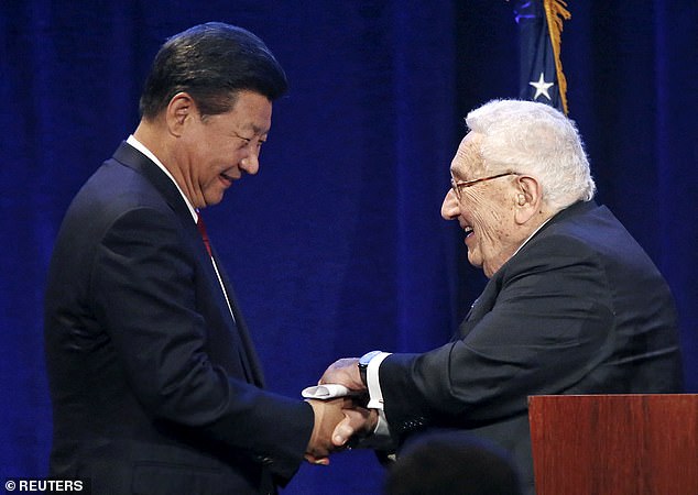 Chinese President Xi Jinping (L) and former US National Security Advisor and Secretary of State Henry Kissinger during a policy speech to Chinese and US CEOs at a dinner reception in Seattle, Washington, US, September 22, 2015