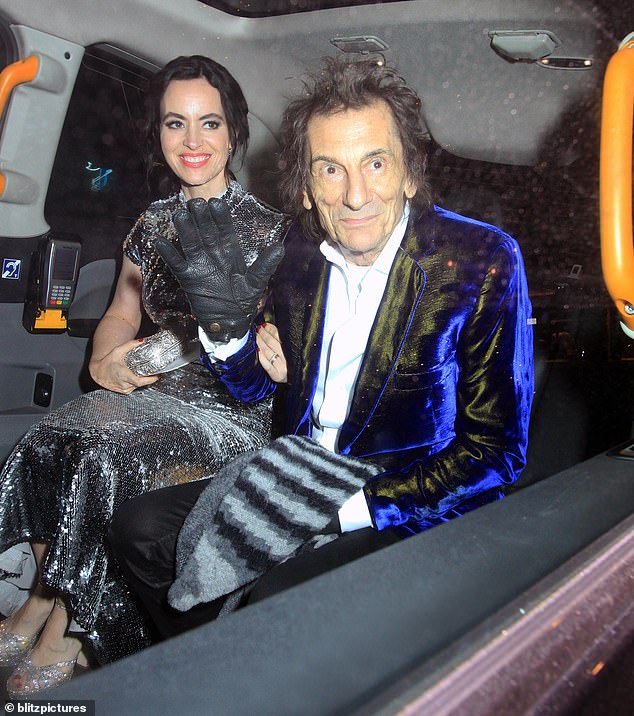 Ronnie waved to fans as the couple jumped into a taxi at the end of the evening