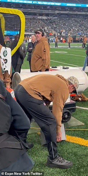 Aaron Rodgers on the sidelines of MetLife Stadium