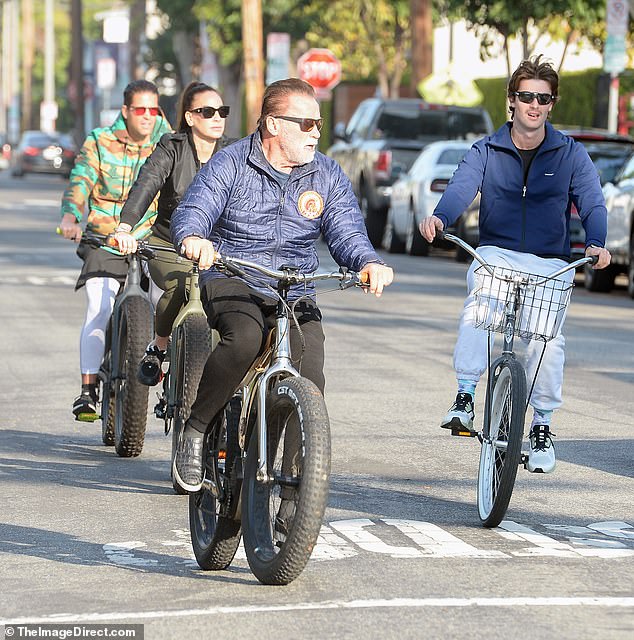 Together with his son: Next to him, his eldest son, who is also his third child, wore a navy blue quarter-zip over a black T-shirt paired with off-white sweatpants