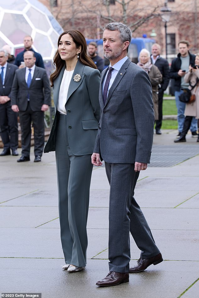 While Crown Prince Frederik and Crown Princess Mary of Denmark go about their business at home as usual, Spanish magazine Lecturas has published a timeline of how the prince spent a night out in Madrid with a Mexican socialite.