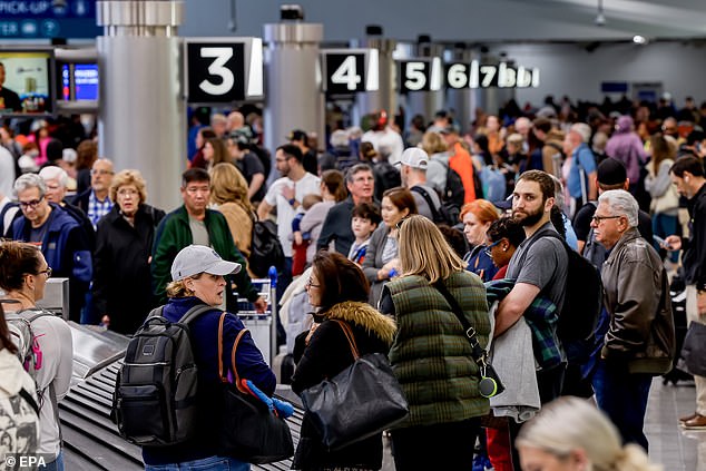 A record 30 million people are expected to fly around Thanksgiving (Photo: Passengers crowding a baggage carousel at Hartsfield-Jackson Atlanta International Airport)