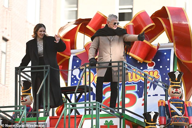 Brrrr!  The Los Angeles resident and Canadian grandfather of seven were both bundled up in winter coats to combat the Big Apple's crisp 42 to 55 degree Celsius fall weather at the vibrant outdoor event