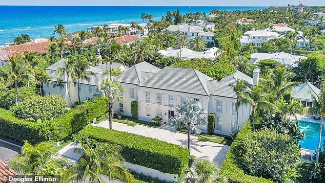 This beautiful house in Palm Beach, Florida, built in 1958, is for sale for 37.5 million euros