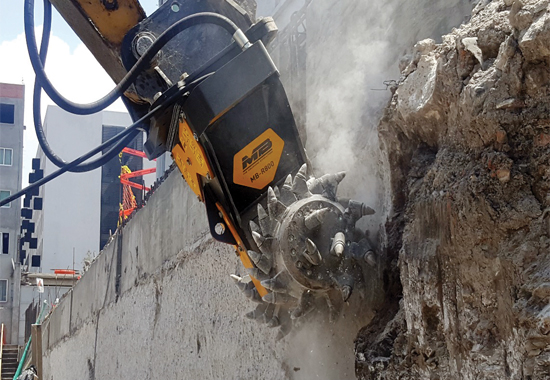 MB R800 Cat Demolition Concrete Mexico 550 380