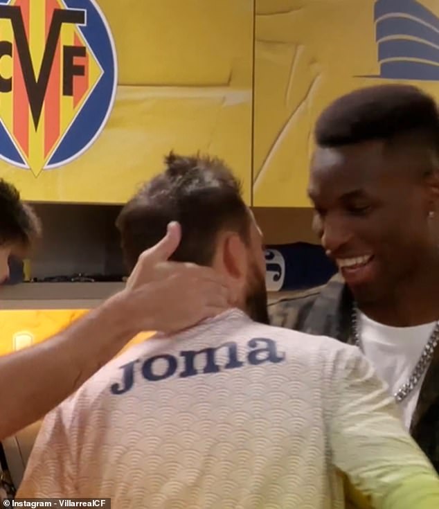 Nicolas Jackson was filmed in Villarreal's dressing room, visiting former teammates