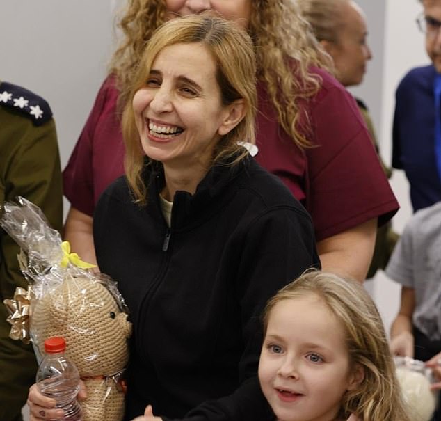 Danielle Aloni and her five-year-old daughter Emilia were welcomed home by crowds after being released after being held hostage for 49 days