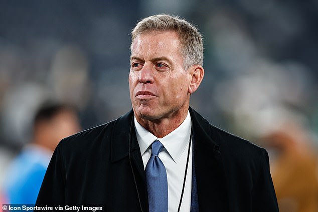 Hall of Fame quarterback Troy Aikman at MetLife Stadium ahead of the Chargers-Jets on MNF