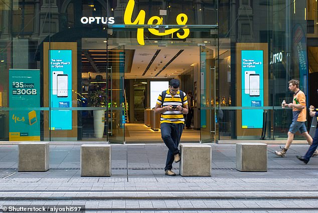 Optus network outage Cash loving Aussies rage about cashless society in