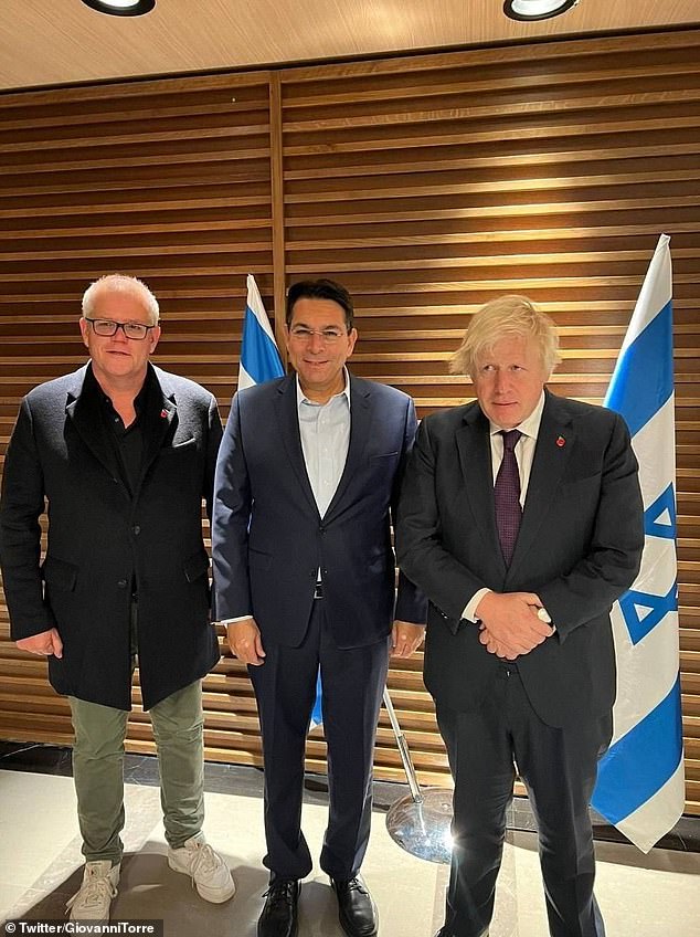 Social media users pointed out that former Prime Minister Scott Morrison wore casual clothes during a trip to Israel.  (From left: Scott Morrison, Danny Denon and Boris Johnson)