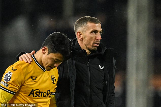 Wolves boss Gary O'Neil consoled his players after the controversial defeat at Fulham