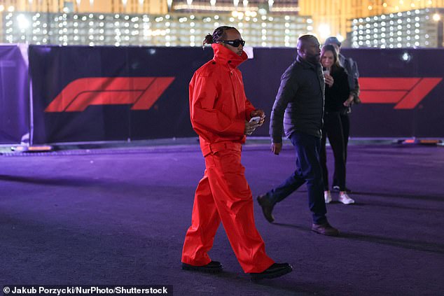Lewis Hamilton arrived on Friday in a flamboyant red outfit for the final training in Las Vegas