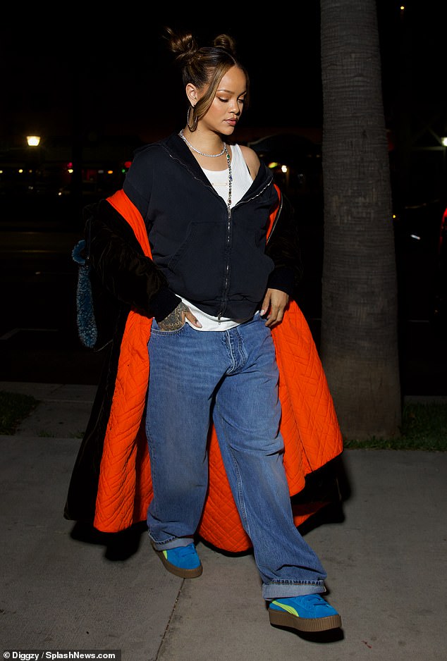 The 35-year-old musician and mogul – who has a family with A$AP Rocky – wore baggy medium wash blue jeans