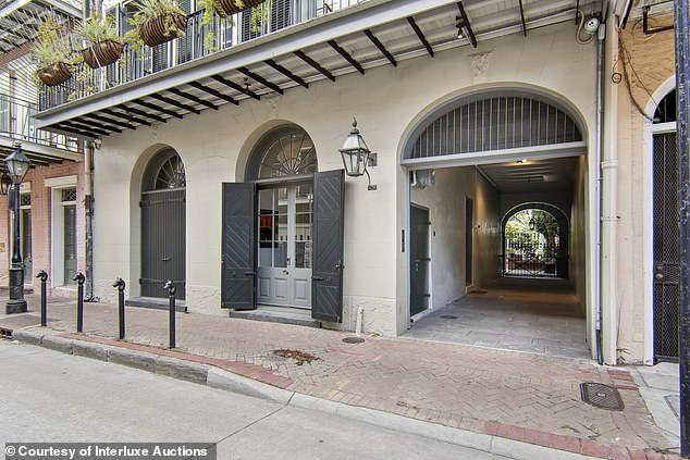 The site in the French Quarter district covers more than 10 meters of front space, in an area where famous actor John Goodman also regularly takes to the streets