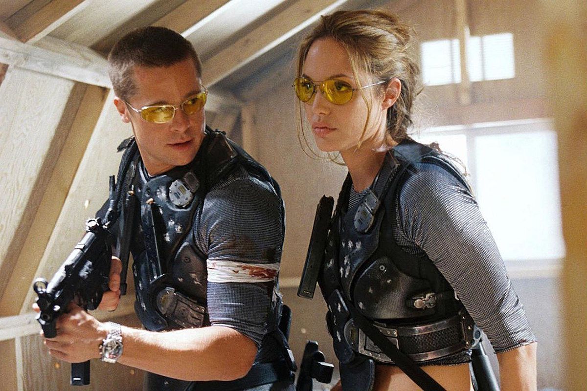 (L-R) Brad Pitt and Angelina Jolie as John and Jane Smith with guns blazing in Mr.  & Mrs. Smith.