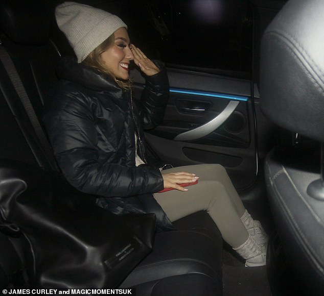 She looked effortlessly chic in a beige sweatshirt, khaki leggings, a black padded jacket and a gray winter hat