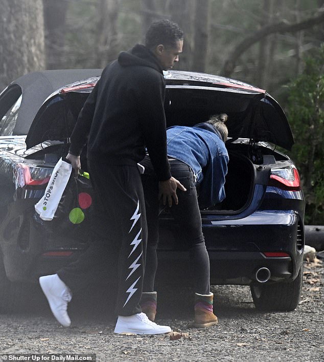 Holmes and Robach spent the weekend in a cozy cabin in the Shawangunk Mountain region, checking out their rental on Sunday, November 13.  Holmes gave his lover a playful squeeze from behind as she packed the car.