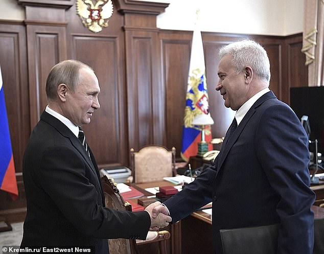 Russian oligarch Vagit Alekperov (R) – ranked 62nd on the Bloomberg Billionaires Index – pictured with Russian President Vladimir Putin (L)