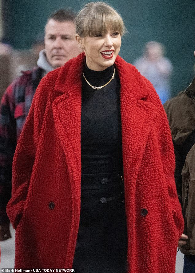 Searches for Taylor Swift's red jacket, worn by the singer with Chiefs-Packers, skyrocketed