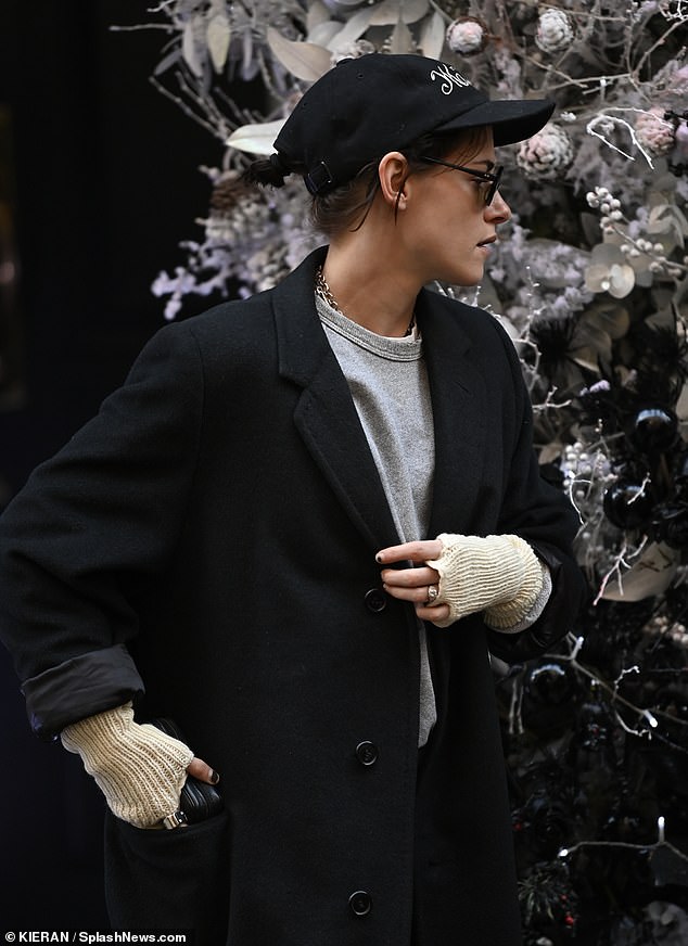 She paired the casual look with a gray sweatshirt and stylish cream fingerless gloves