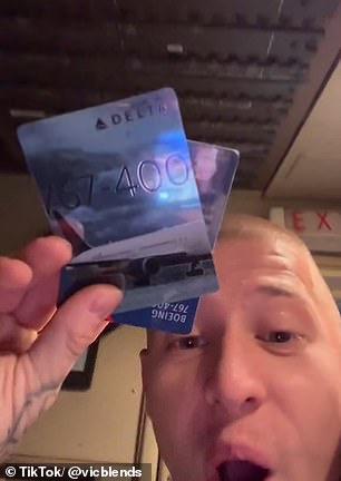 Both users showed their cards with a photo of the plane