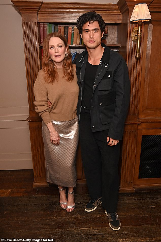 The actress wore a light brown sweater and a gold-colored midi skirt with glitter, which she combined with silver heels and earrings.  Charles Melton, who also stars in the film, attended the screening