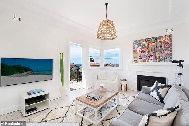 The property offers beautiful ocean views and Coogee Beach is just 400 meters away