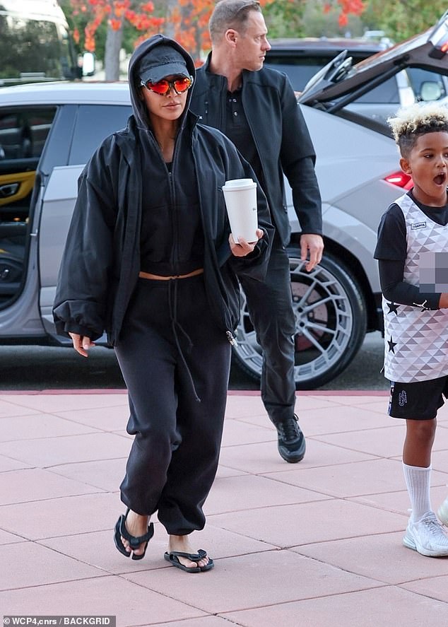 Kardashian looked very relaxed in her casual (yet chic) ​​attire.  She also had her raven locks hidden and tucked under her hat and in her hood