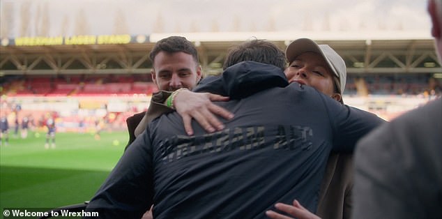 The Hollywood star wanted to help Anthony Forde's wife after she was diagnosed with a brain tumor.  (Image: Reynolds hugs Forde's wife Laura at the racecourse)