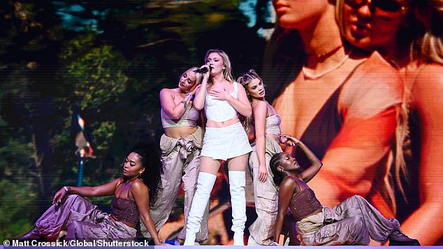 Zara paraded across the stage as she was accompanied by four dancers who performed an intricate choreography behind her