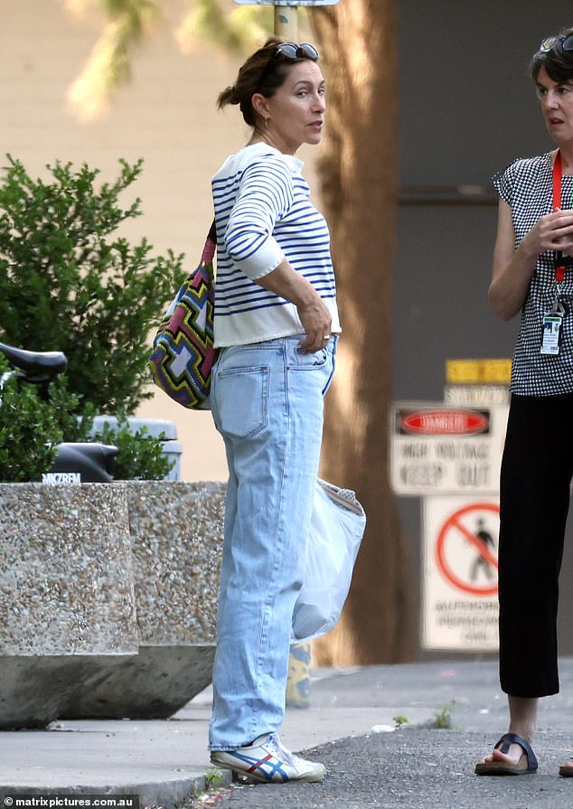 Claudia completed her look with a multicolored woven handbag, sneakers and a gold one, while she placed a pair of sunglasses on her forehead