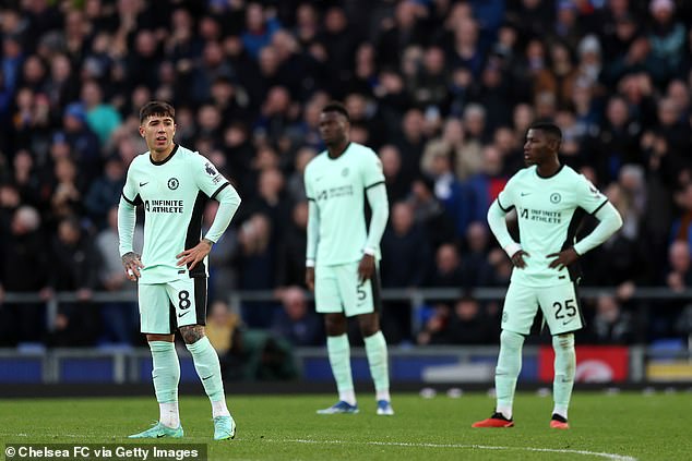 A lack of leadership in Chelsea's current squad has been criticized by a former Blues midfielder