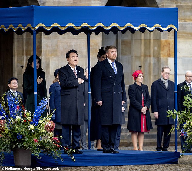 King Willem-Alexander (right) and Mr Yoon (left) watched the guard of honor and the Royal Marines band played the national anthems of the two countries