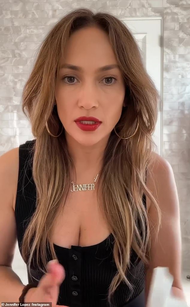 1702438544 858 Jennifer Lopez invites followers into the 60M Los Angeles mansion